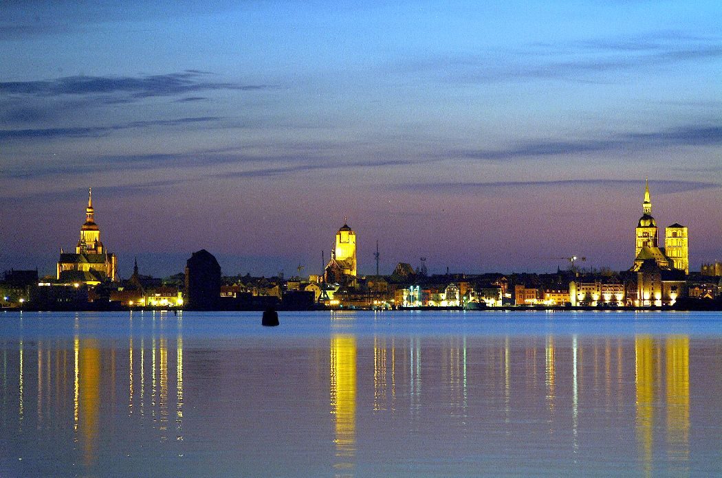 Stralsund Hafenansicht mit Gorch Fock und Kirchen-Skyline